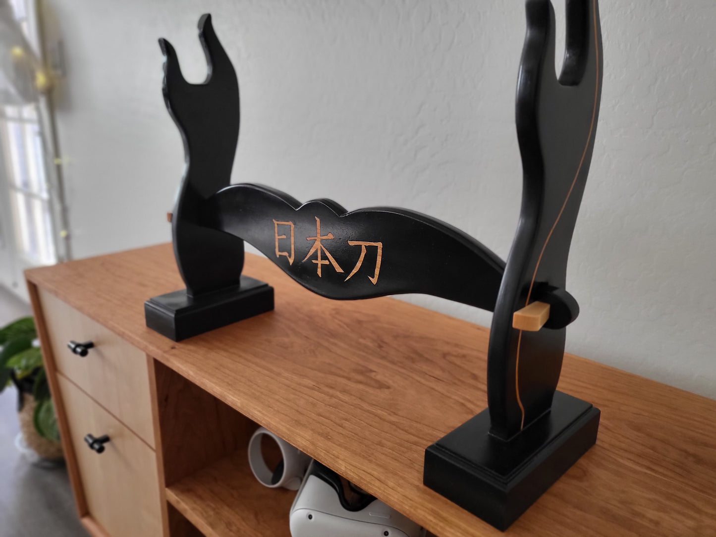 Katana Stand hand carved from Cherry Hardwood. カタナスタンドハンドチェリーハードウッドから彫られました